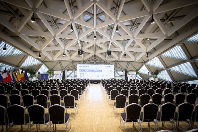 Színpad és nézőtér beltéri helyszínen, rendezvényvilágítással