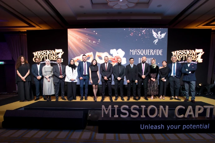 Elegáns beltéri konferencia ledfallal és színpaddal